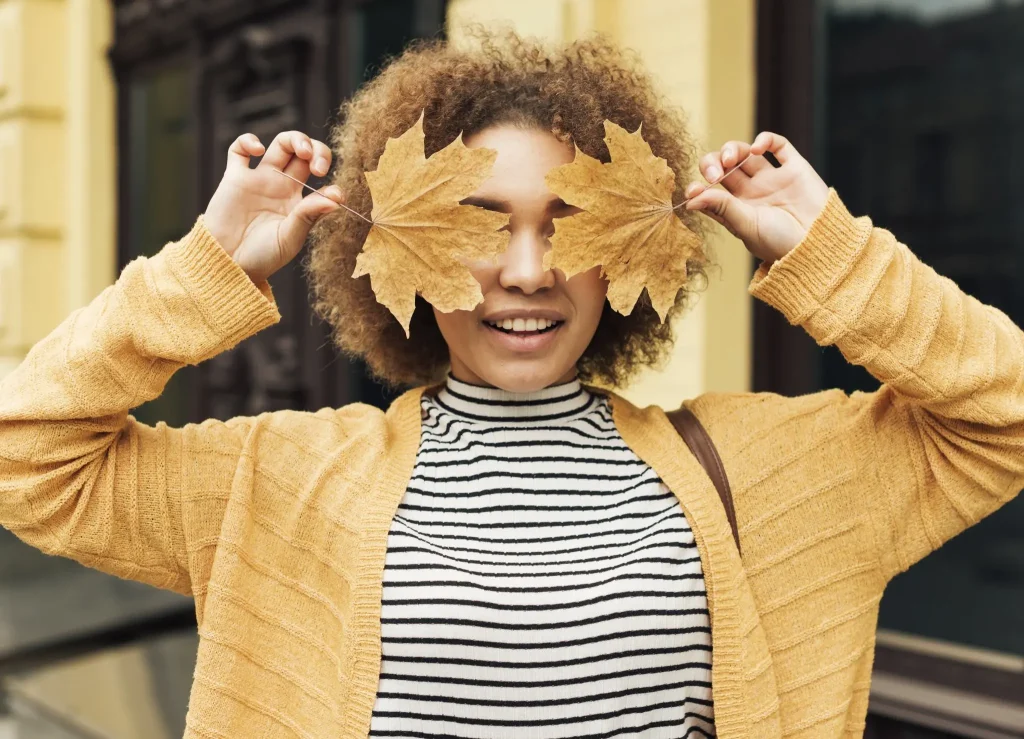 Estilo de moda y cortes de pelo para este otoño G Her Eyes With Dry Leaves 2048x1477 1 1024x739