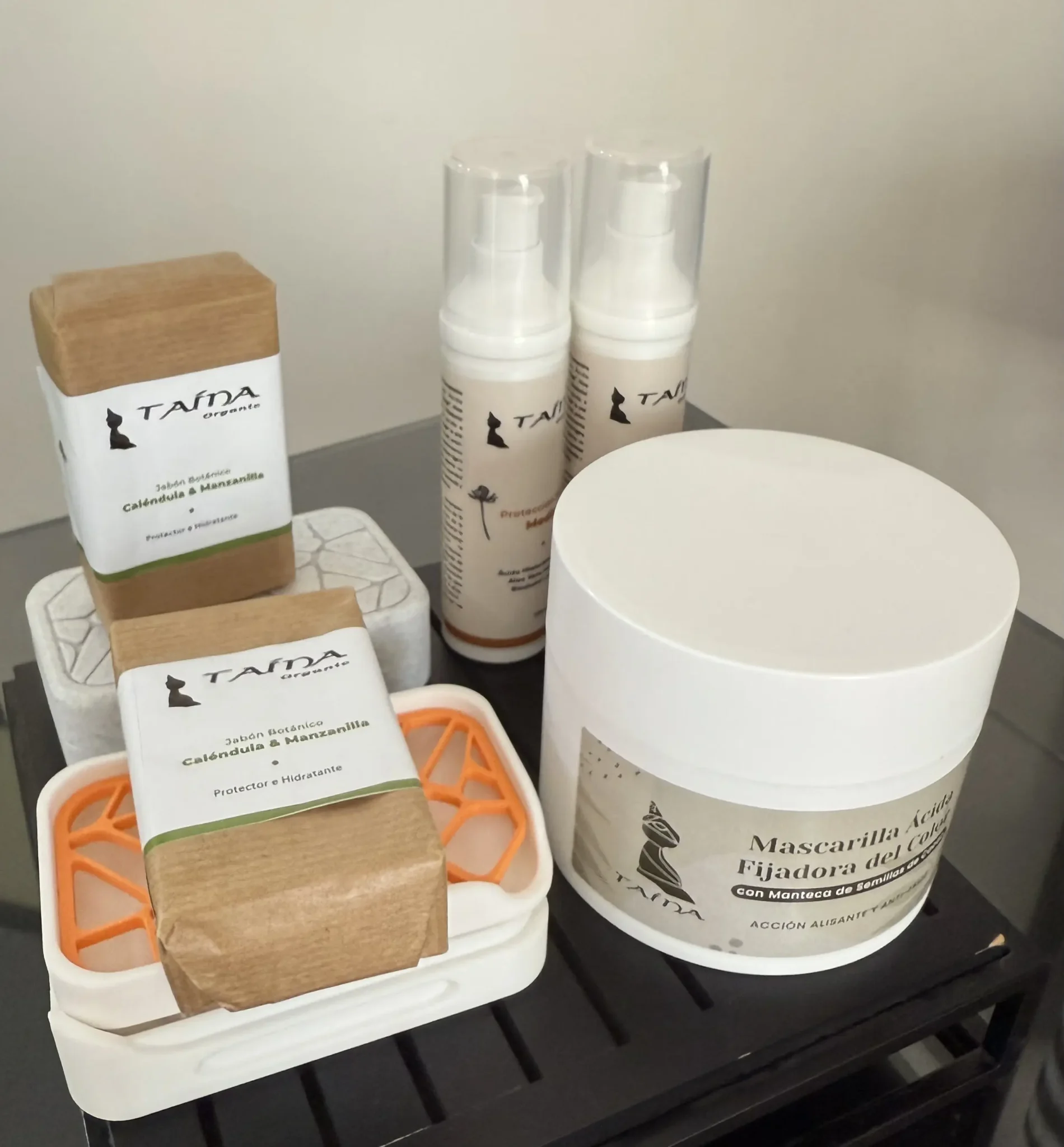 Línea de productos capilares Taína: jabón botánico y mascarilla fijadora del color